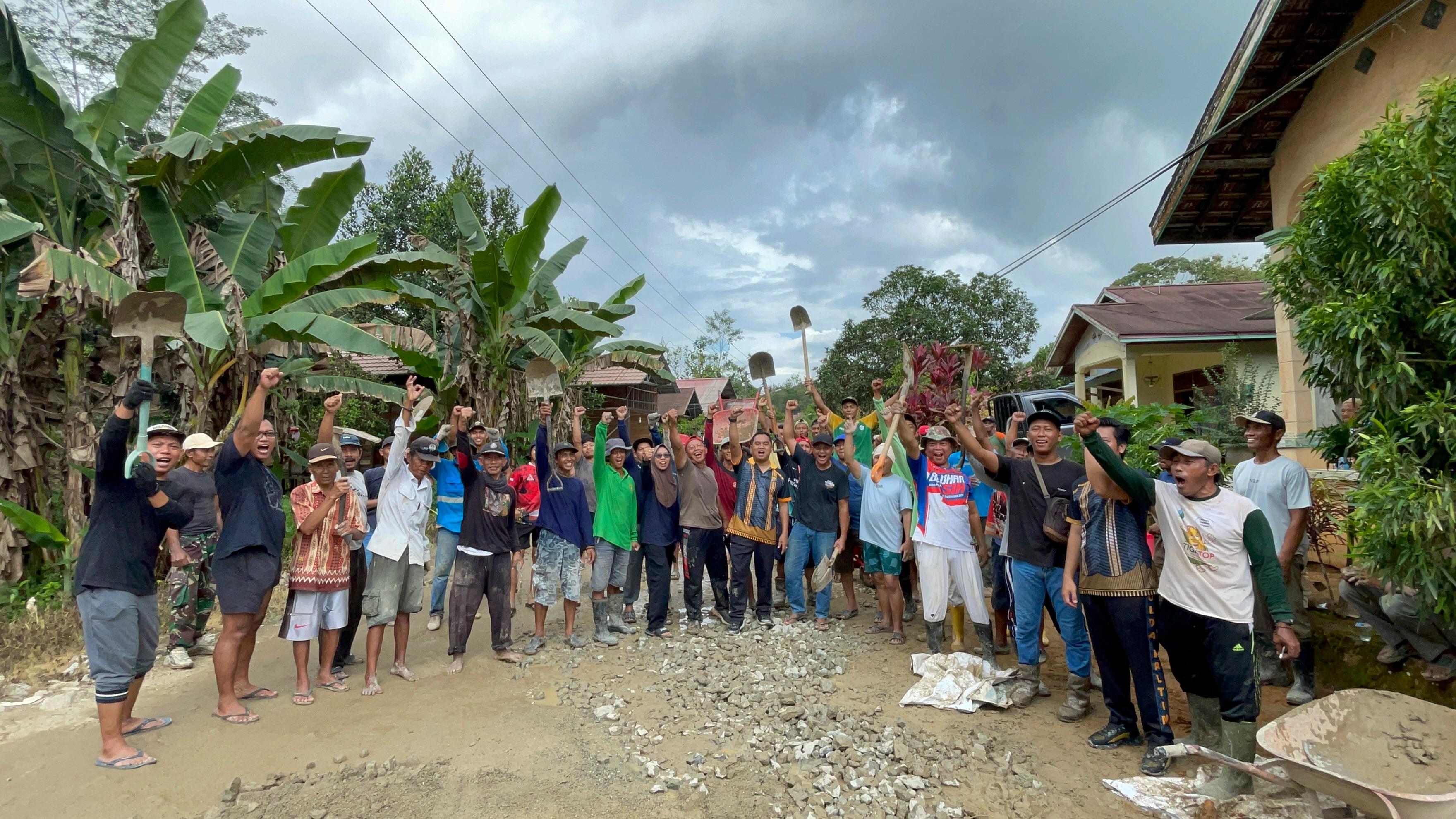 Gandeng Perusahaan dan Warga, Polsek Loa Kulu Perbaiki Jalan Rusak Sepanjang 1,8 Kilometer